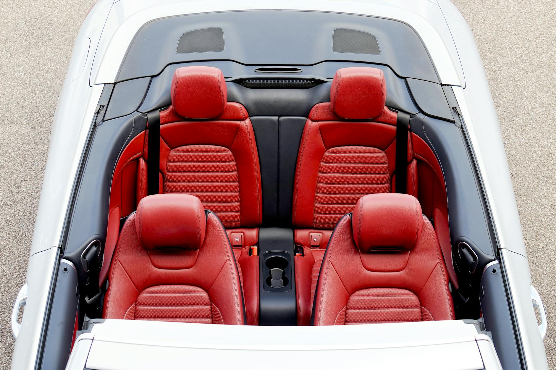 Luksowny kabriolet z czerwonymi skórzanymi fotelami widziany z góry