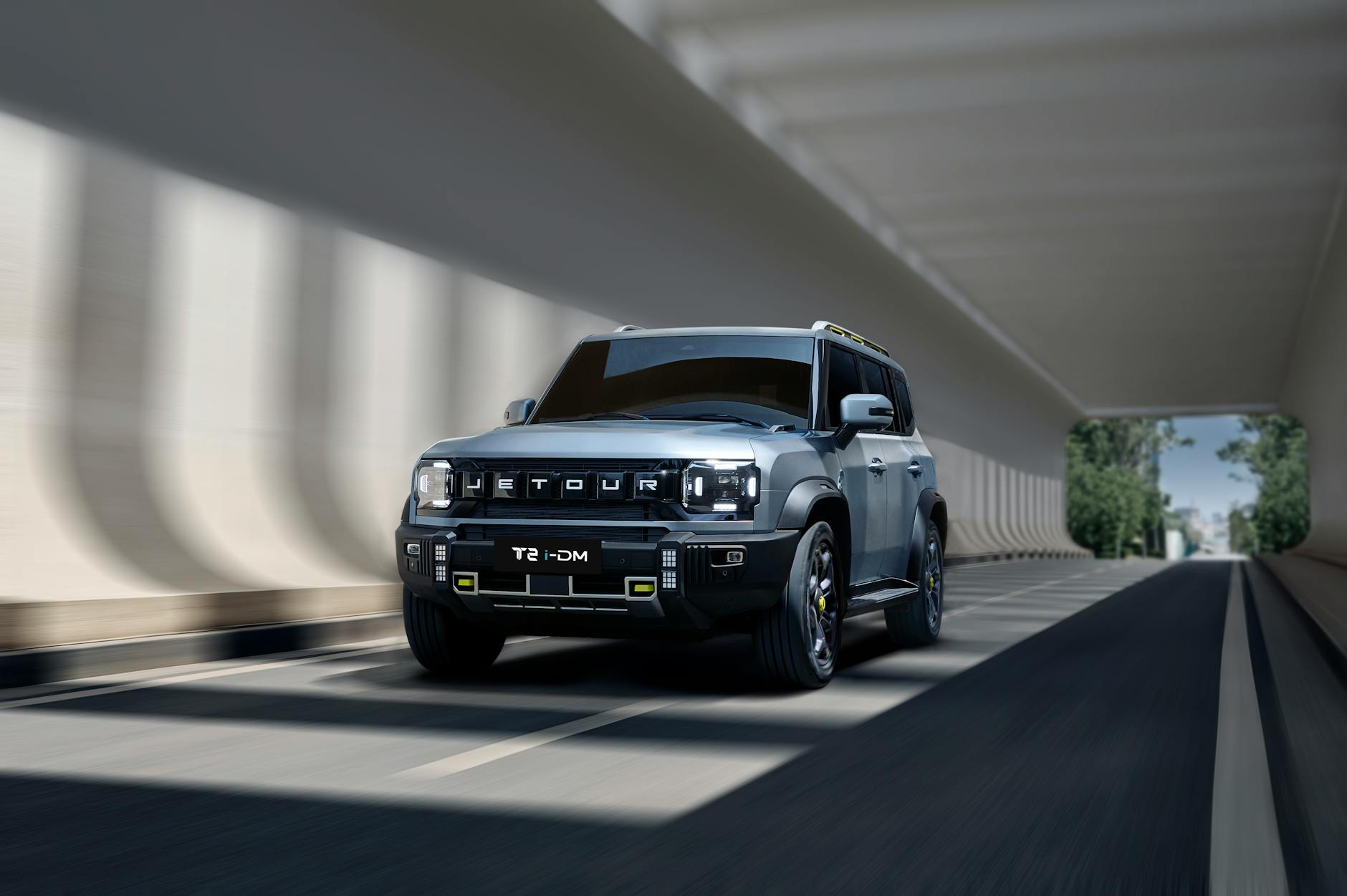 Nowoczesny SUV elektryczny jedzie przez oświetlony tunel