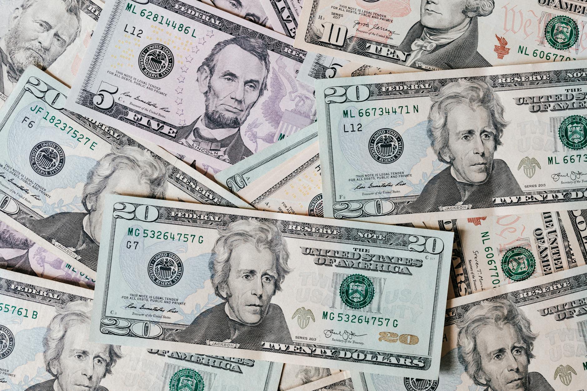 Sterta banknotów dolarowych w różnych nominałach z lotu ptaka