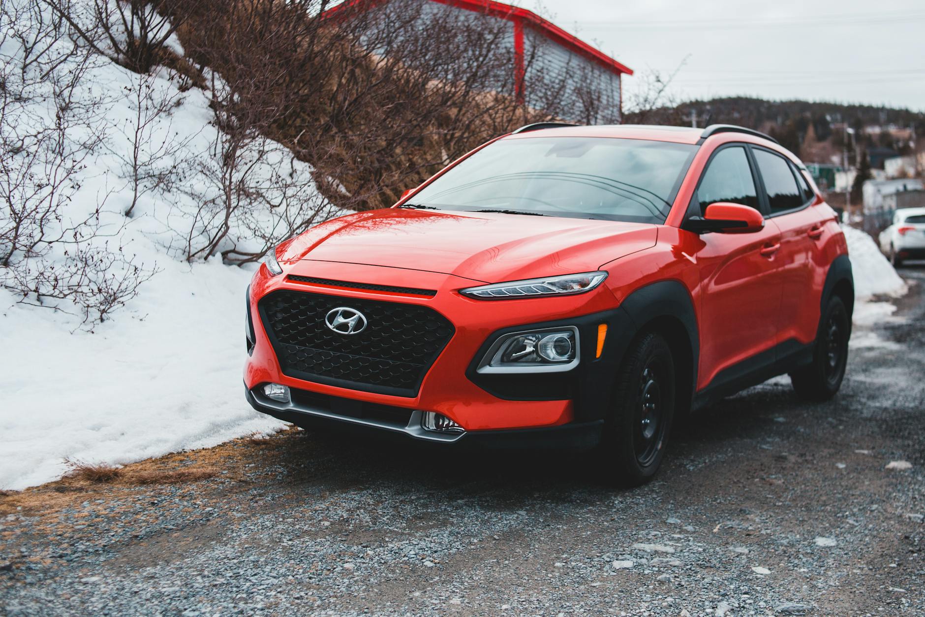 Czerwony SUV Hyundai zaparkowany na śniegu na zewnątrz