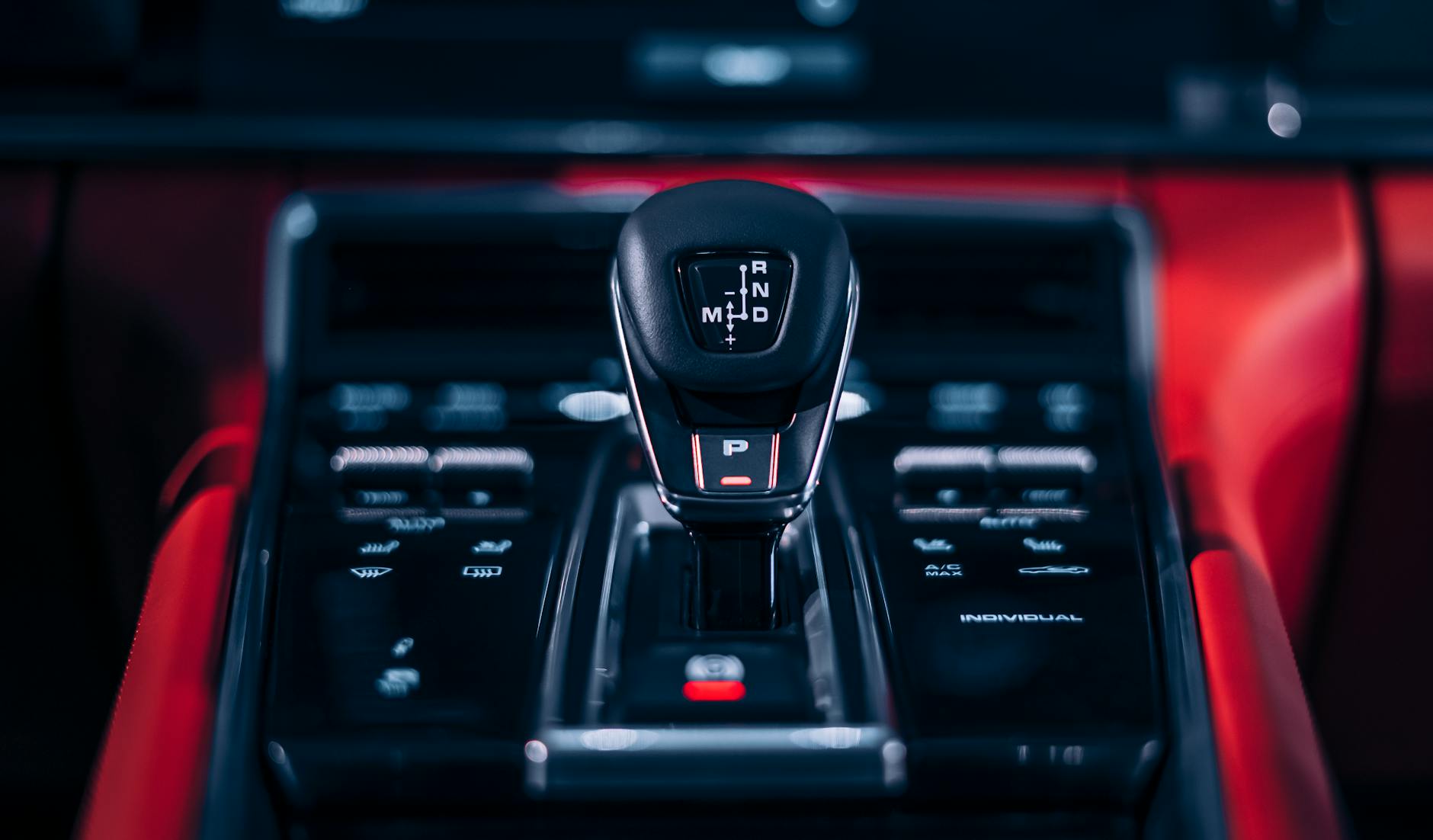 Dźwignia automatycznej skrzyni biegów w nowoczesnym wnętrzu Fiata