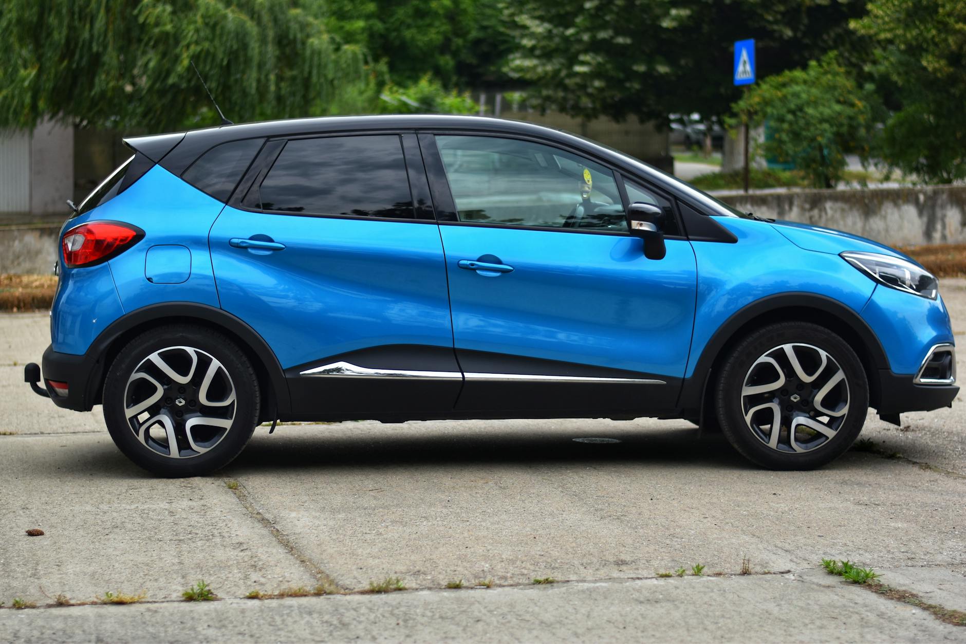 Niebieski Citroen C3 Aircross zaparkowany na betonowym placu