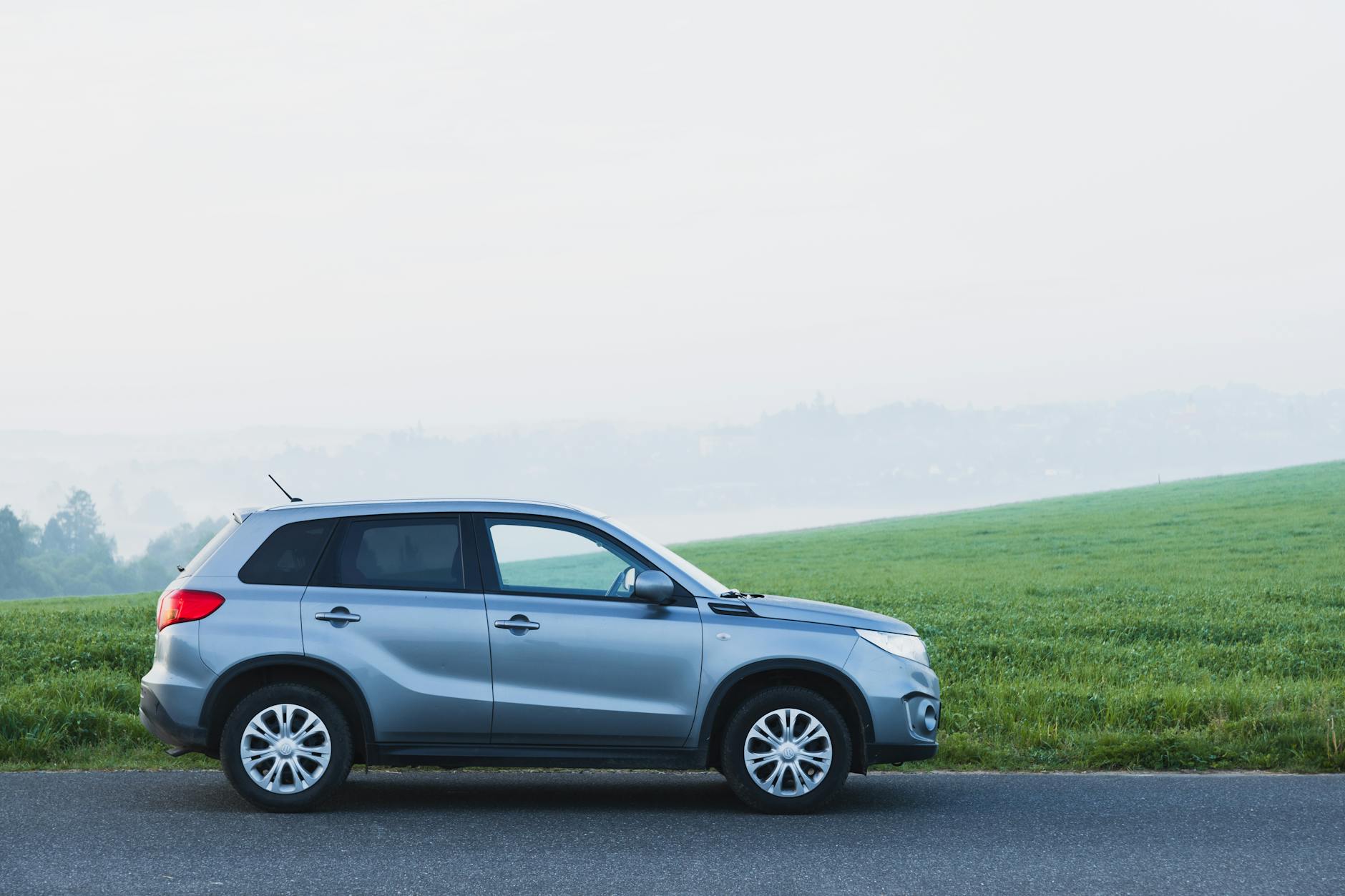 Srebrny SUV Citroen C3 Aircross na mglistiej wiejskiej drodze