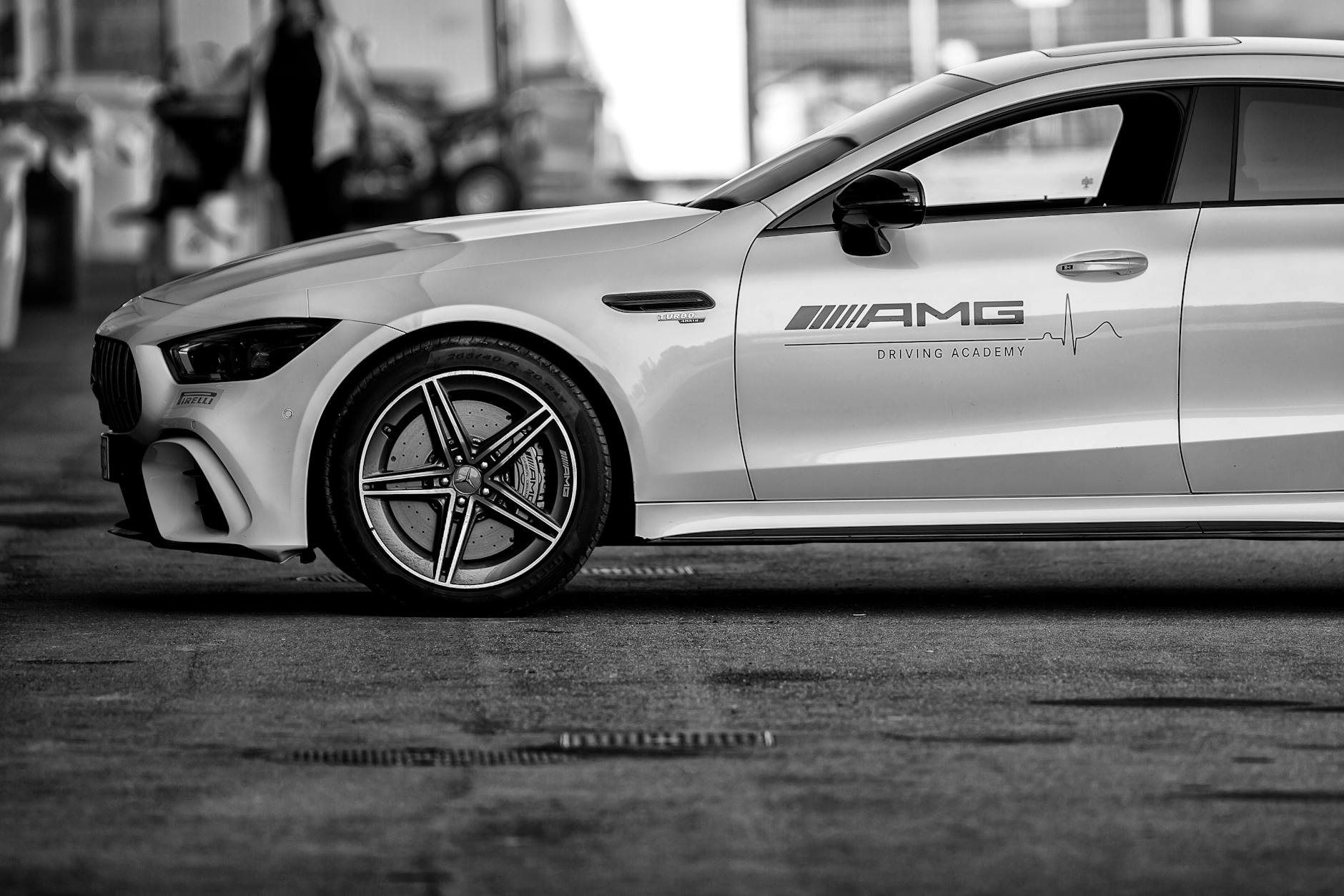 Czarno-biały Mercedes AMG sportowy sfotografowany z boku na zewnątrz