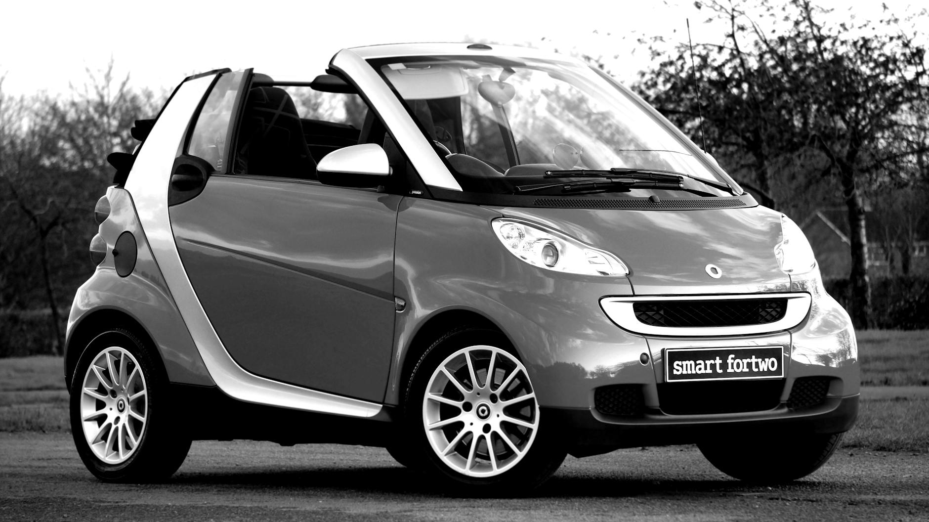 Czarno-biały Smart Fortwo cabrio zaparkowany na zewnątrz