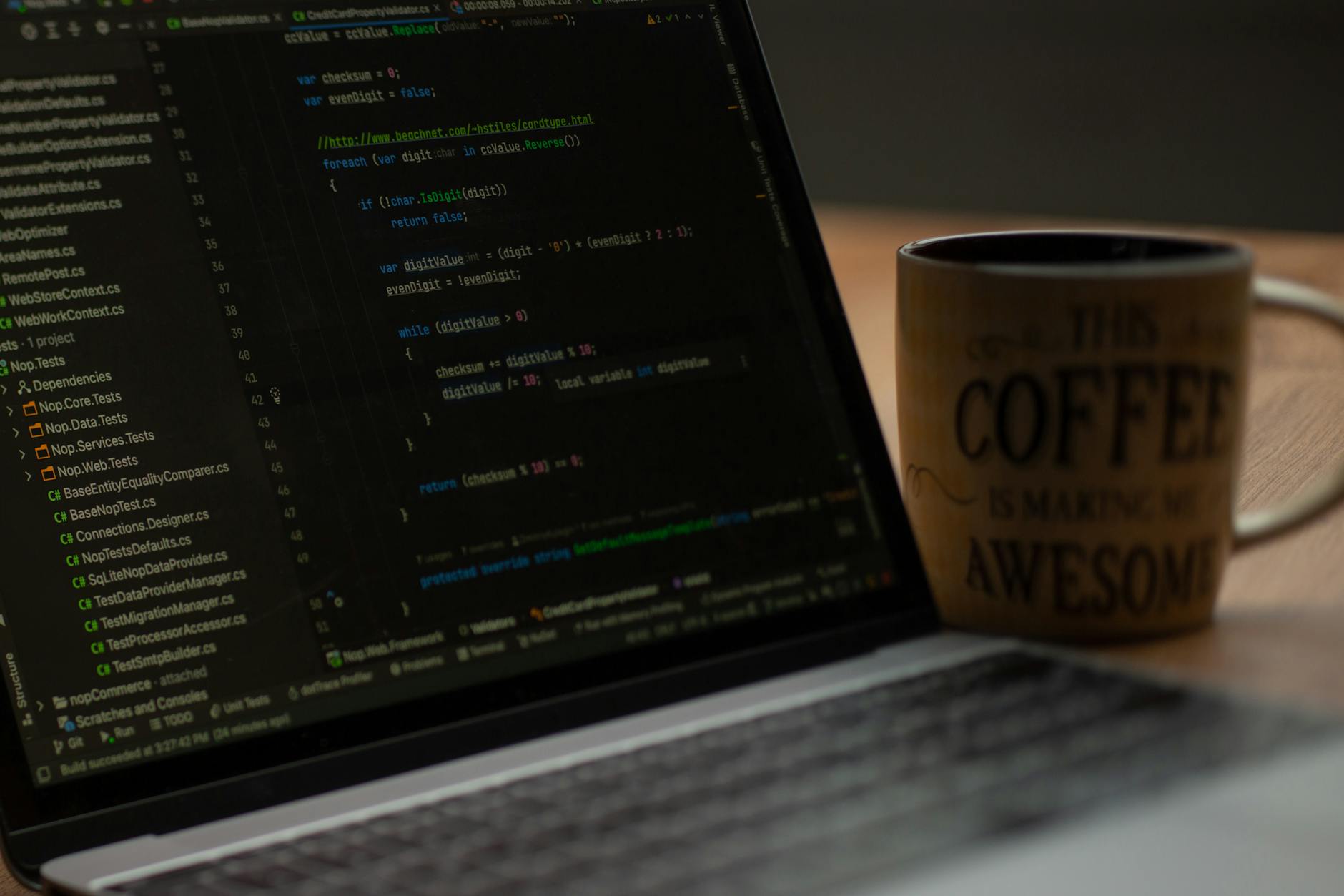Jak zoptymalizować wydajność aplikacji Java: praktyczne techniki, narzędzia i przykłady Ekran laptopa z kodem Java i kubkiem kawy na biurku