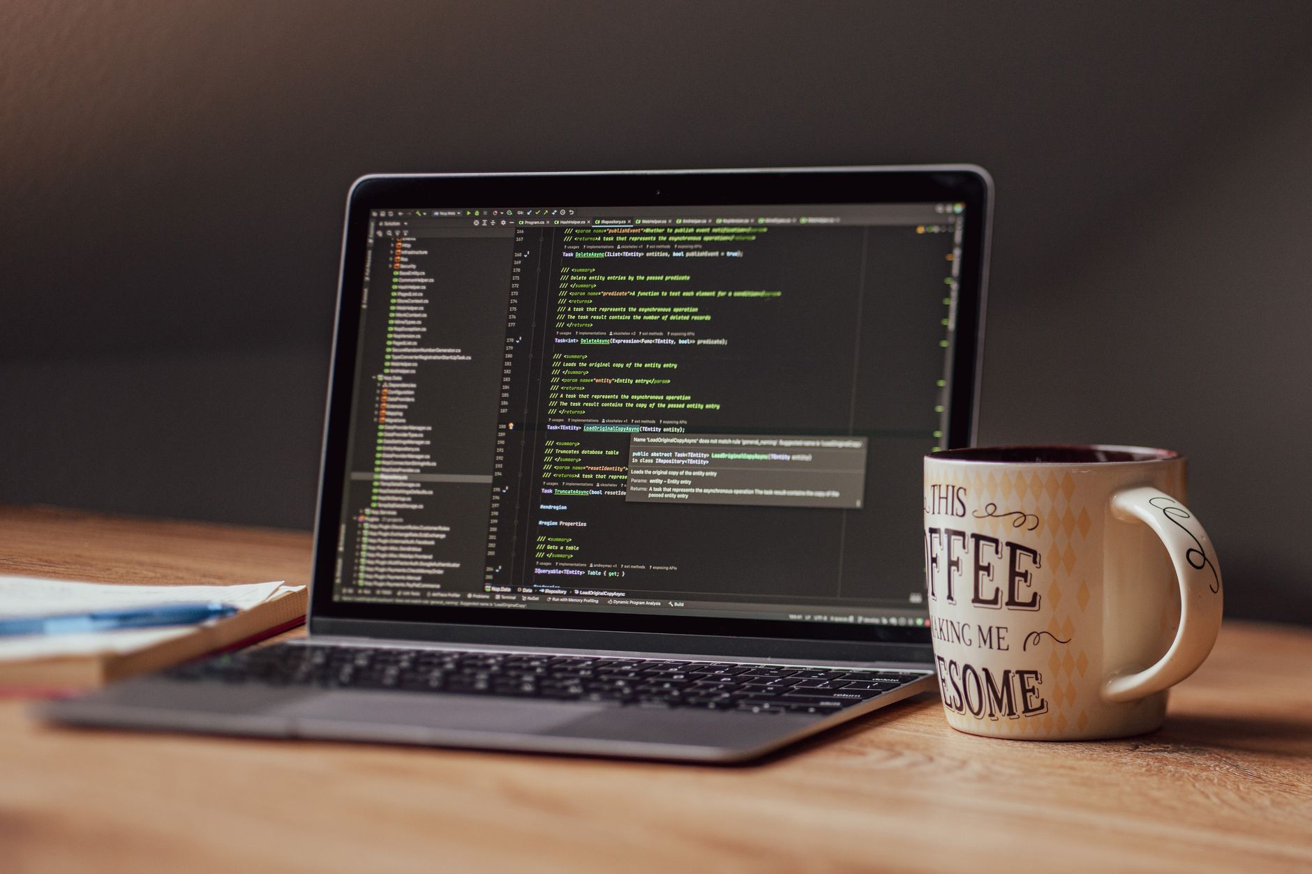 Laptop z edytorem kodu Java obok kubka kawy na biurku
