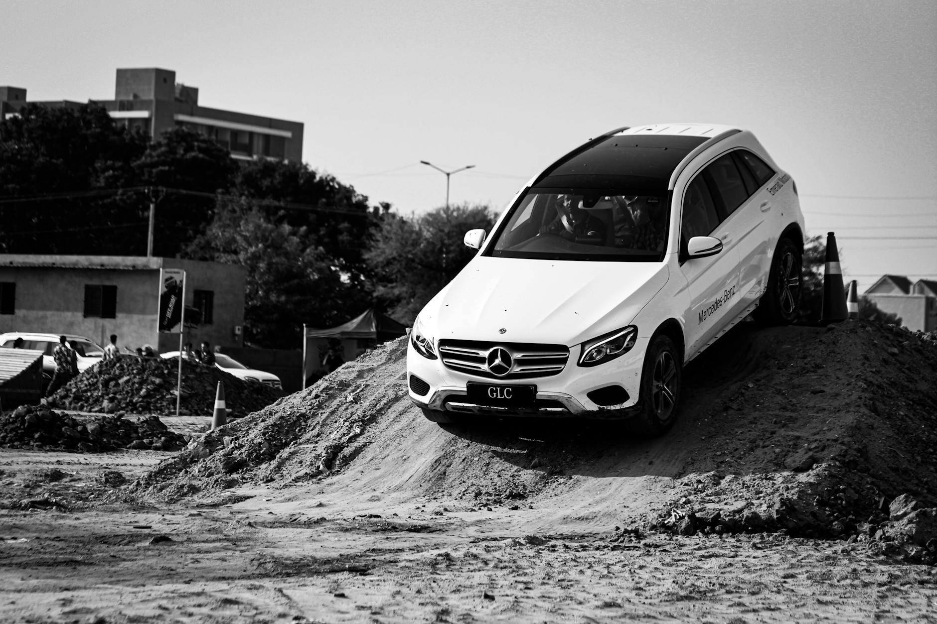 Mercedes-Benz GLC podczas jazdy w terenie, widok z boku