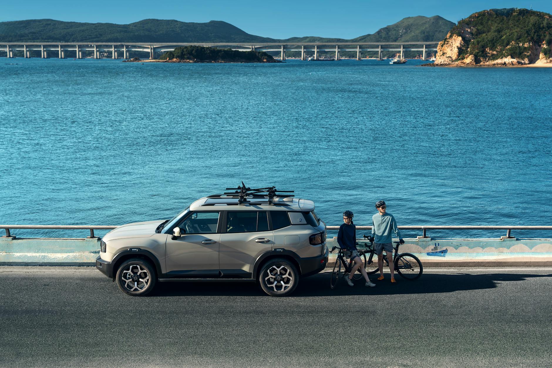 SUV Mitsubishi Outlander zaparkowany nad morzem z rowerami obok