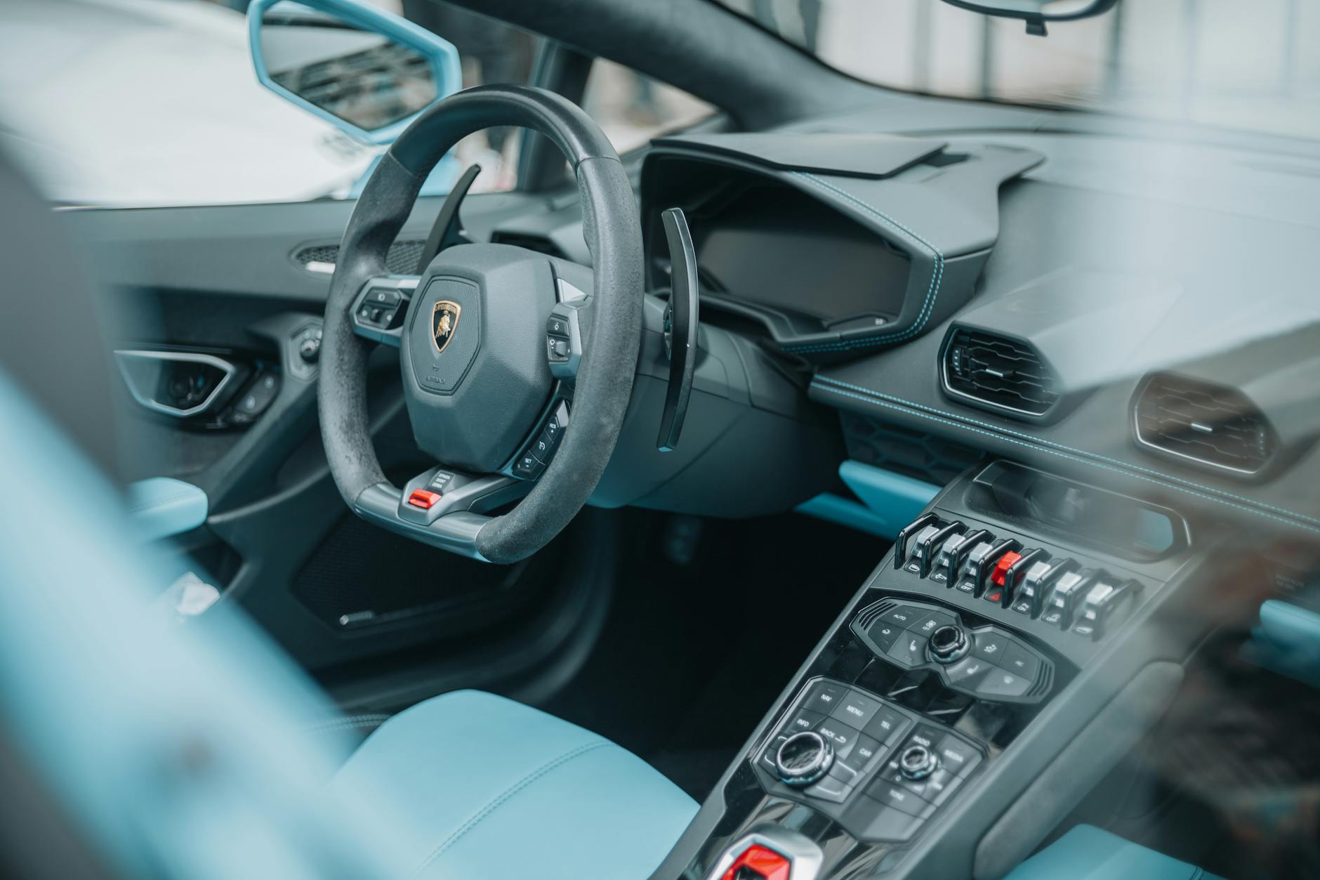 Wnętrze luksusowego Ferrari Roma z nowoczesną deską rozdzielczą