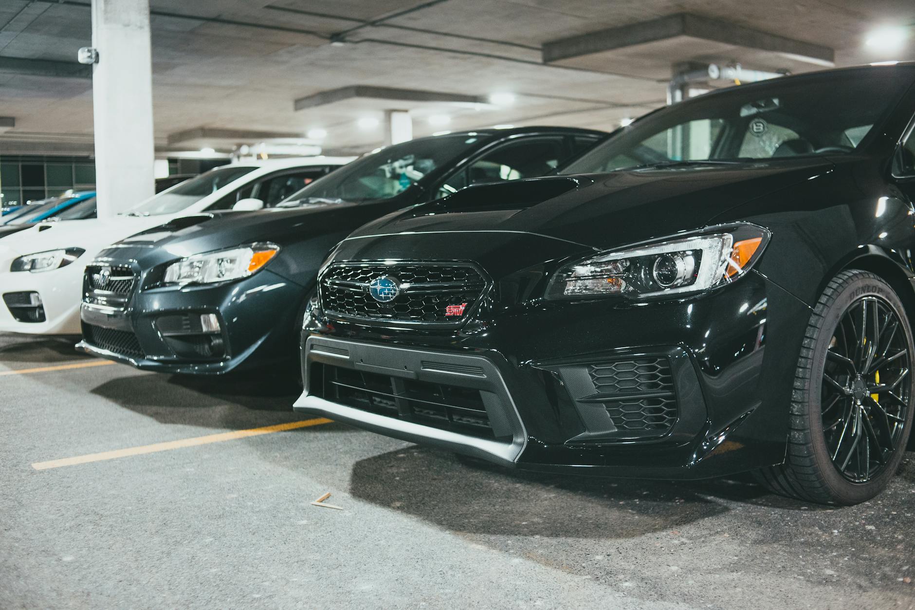 Rząd zaparkowanych aut Subaru w podziemnym parkingu