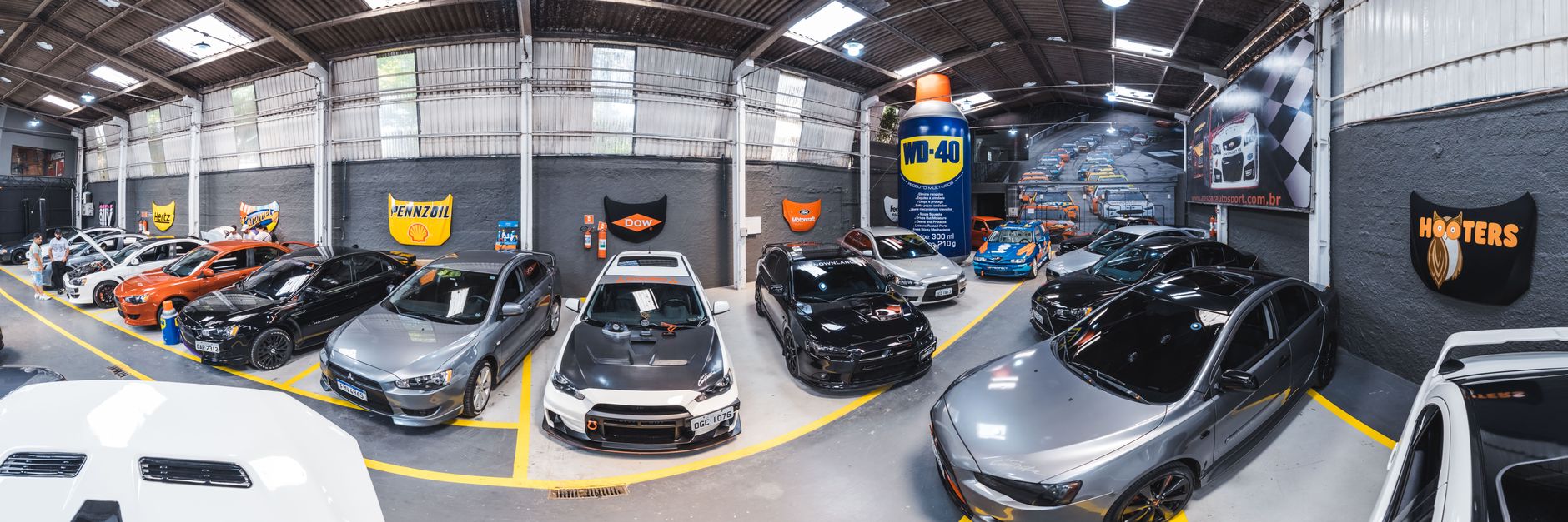 Jak rozsądnie tunować BMW: od softu po zawieszenie, by poprawić osiągi i nie zabić trwałości auta Sportowe samochody w oświetlonym garażu w São Paulo