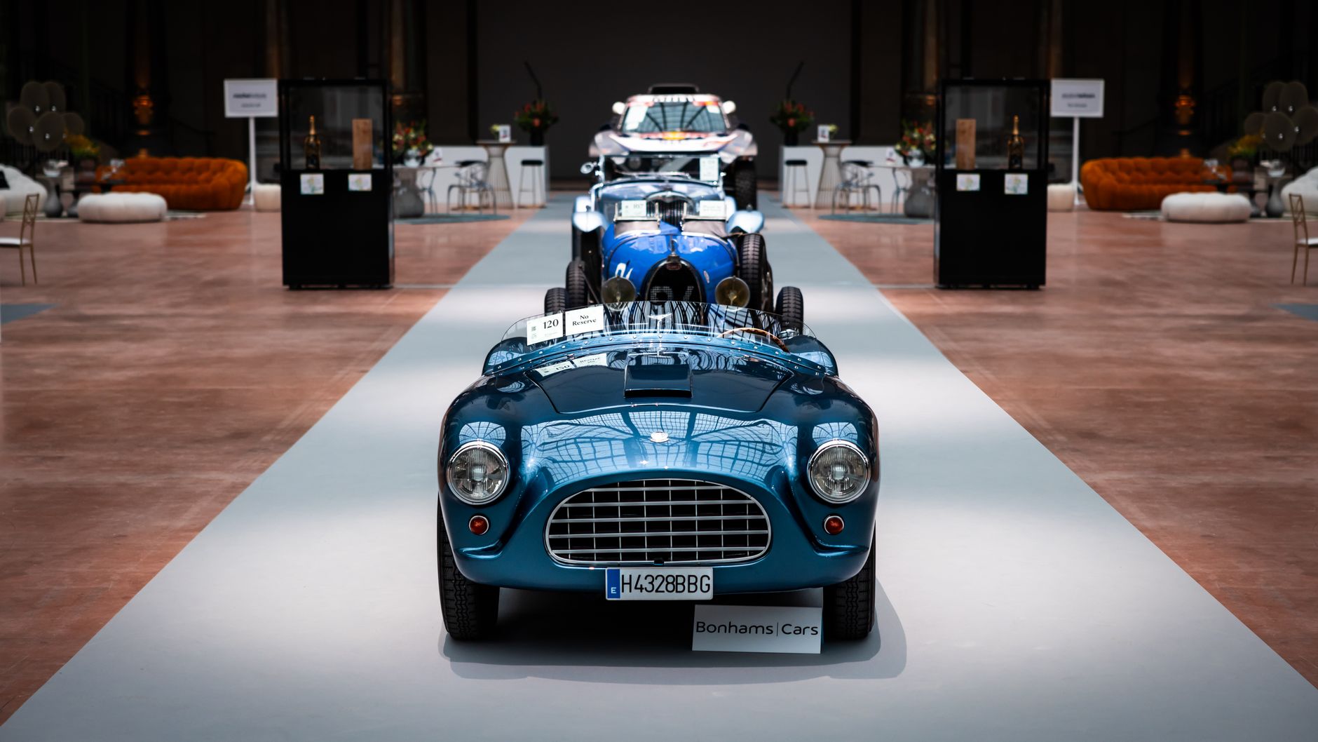 Ekspozycja klasycznych Ferrari w eleganckim salonie samochodowym Ekspozycja klasycznych Ferrari w eleganckim salonie samochodowym
