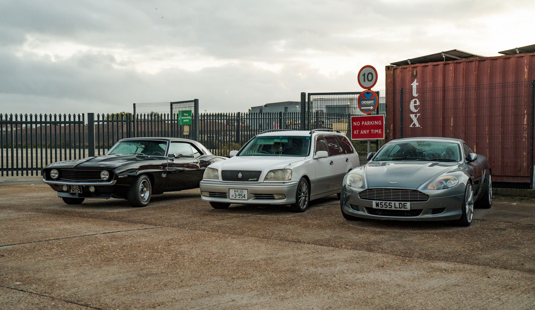 Kolekcja klasycznych i nowoczesnych Ferrari na parkingu w Wielkiej Brytanii