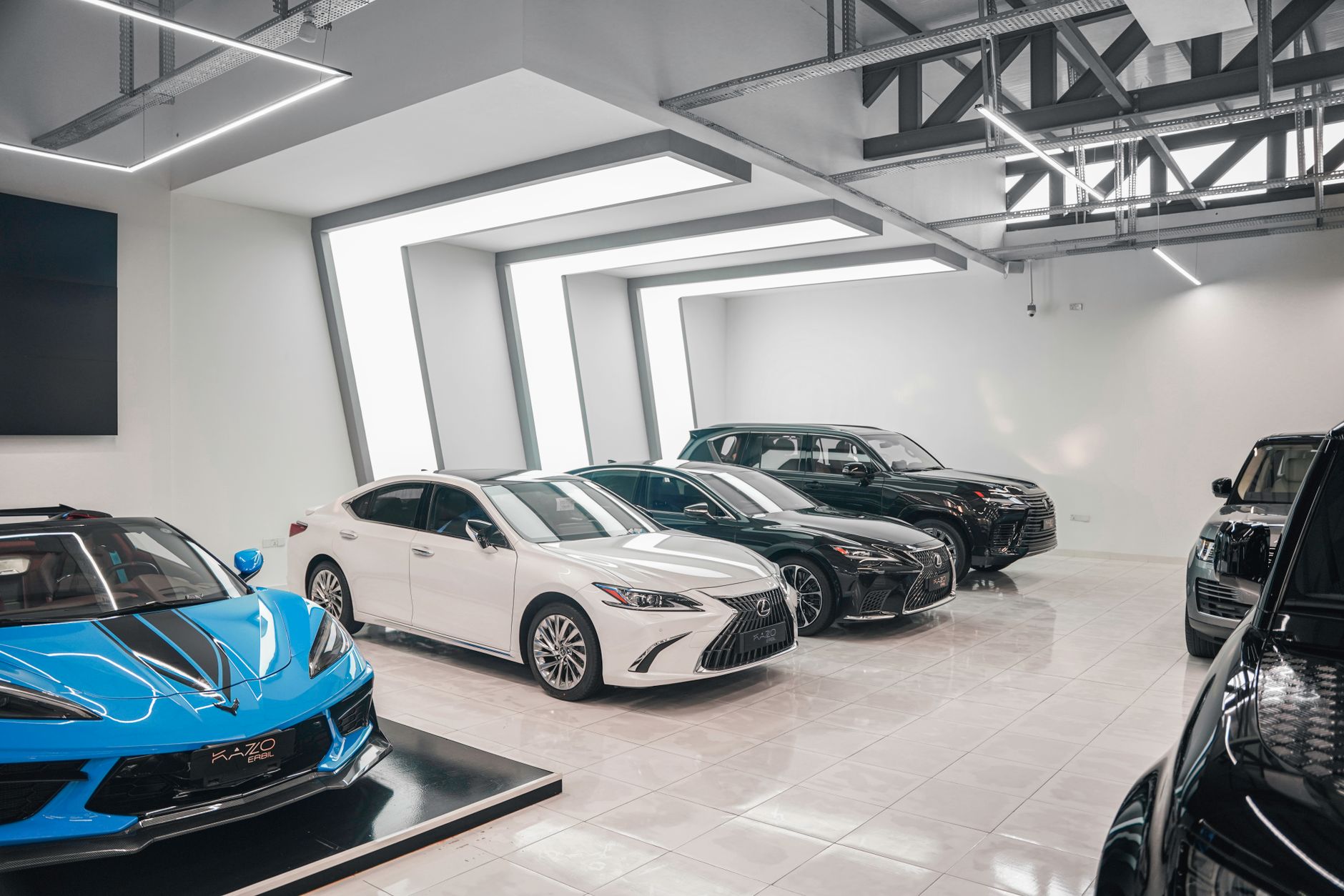 Luksusowe samochody w nowoczesnym salonie dealerskim Bentley