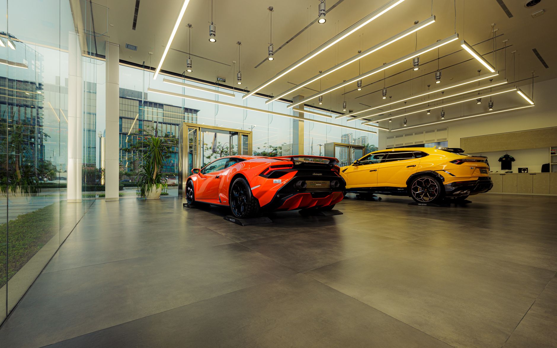 Który Bentley najmniej traci na wartości, analiza cen rynku wtórnego w Polsce i Europie Salon samochodowy z luksusowymi sportowymi autami Lamborghini