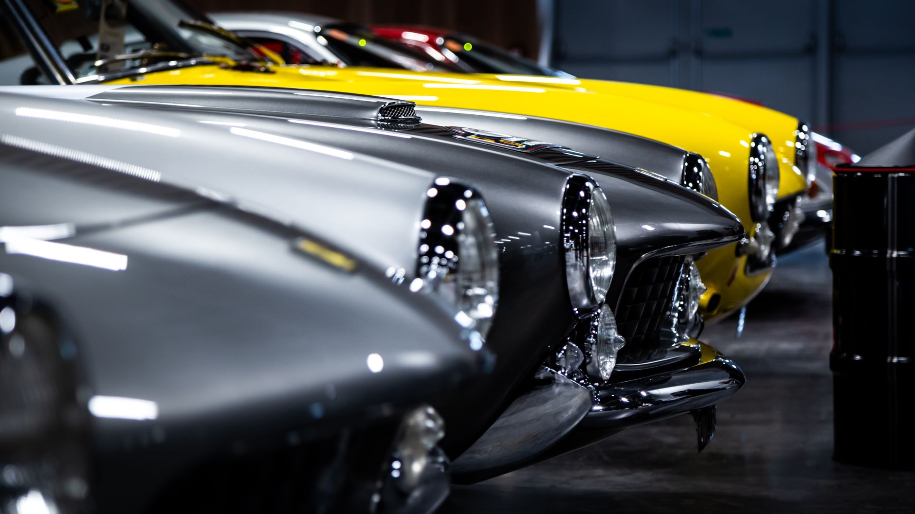 Zbliżenie na rząd klasycznych Ferrari w hali wystawowej