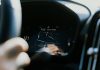 Zbliżenie na ekran nawigacji GPS na desce rozdzielczej BMW
