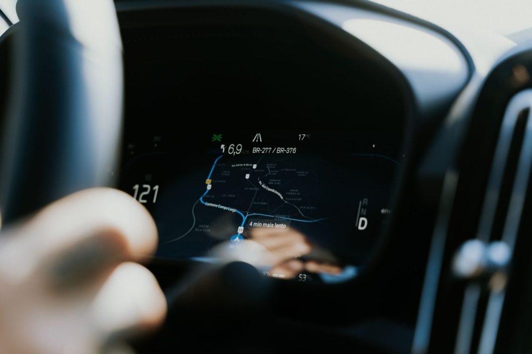 Zbliżenie na ekran nawigacji GPS na desce rozdzielczej BMW