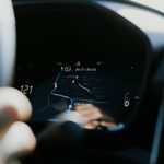 Zaawansowane systemy bezpieczeństwa BMW: które opcje są warte dopłaty na rynku wtórnym Zbliżenie na ekran nawigacji GPS na desce rozdzielczej BMW
