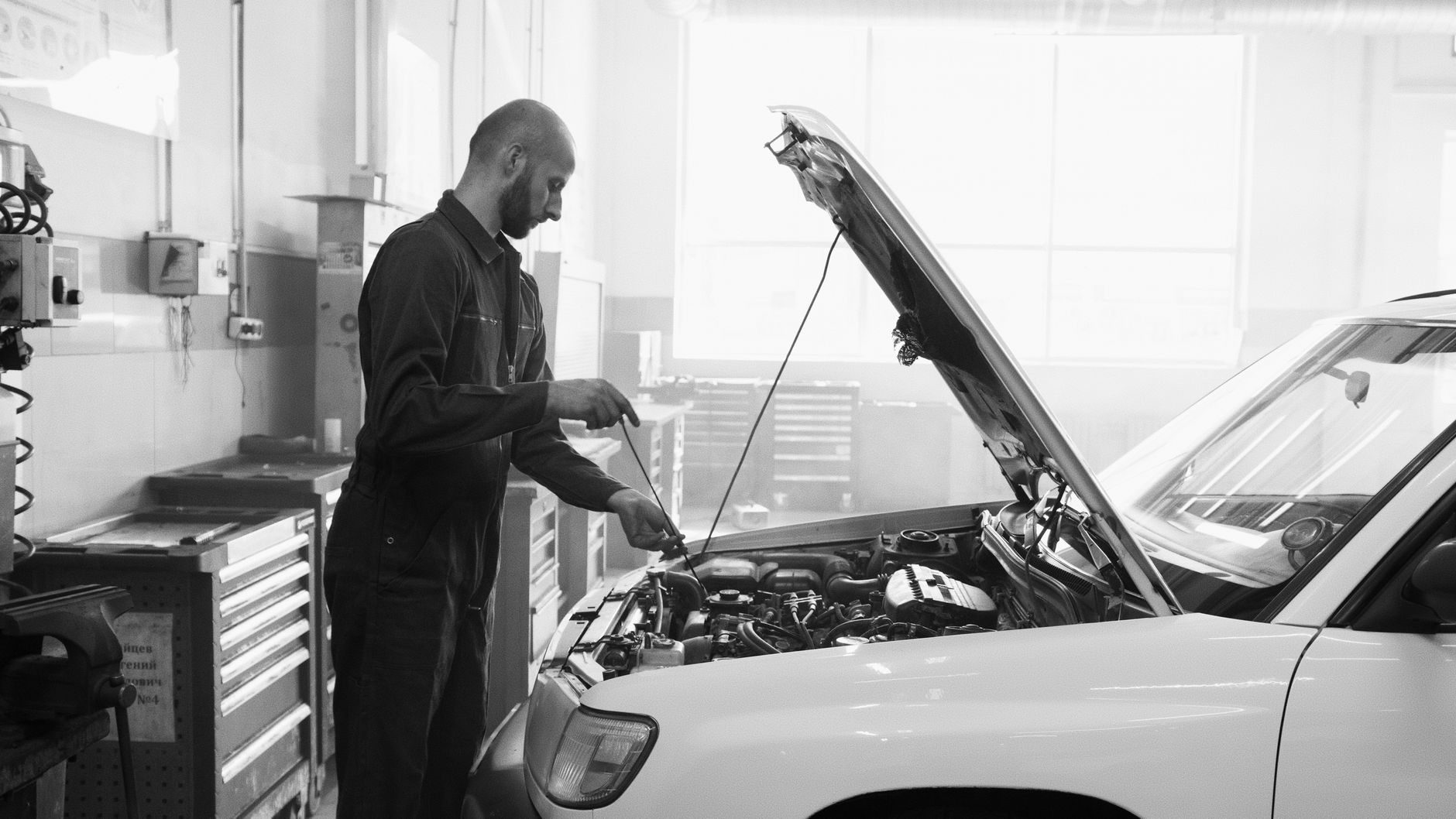 Mechanik w garażu podczas przeglądu silnika używanego BMW