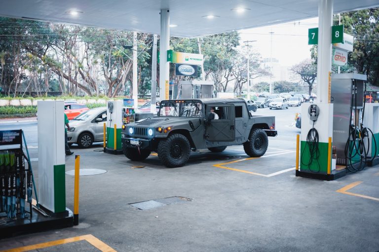 Hummer H1 zaparkowany na miejskiej stacji benzynowej