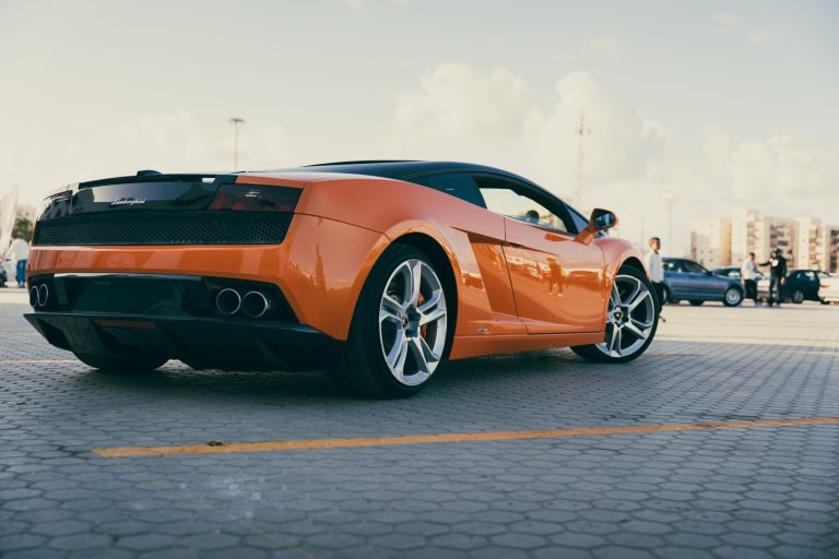 Pomarańczowe Lamborghini Gallardo zaparkowane na zewnątrz w Bengazi