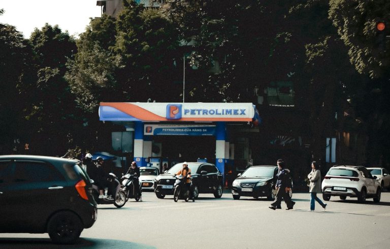 Ruch uliczny przy stacji benzynowej Petrolimex w dzień