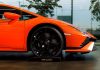 Lamborghini Huracán Tecnica czy STO? Porównanie aerodynamiki, komfortu i przydatności drogowej Zbliżenie na koło i nadwozie pomarańczowego Lamborghini Huracán Tecnica