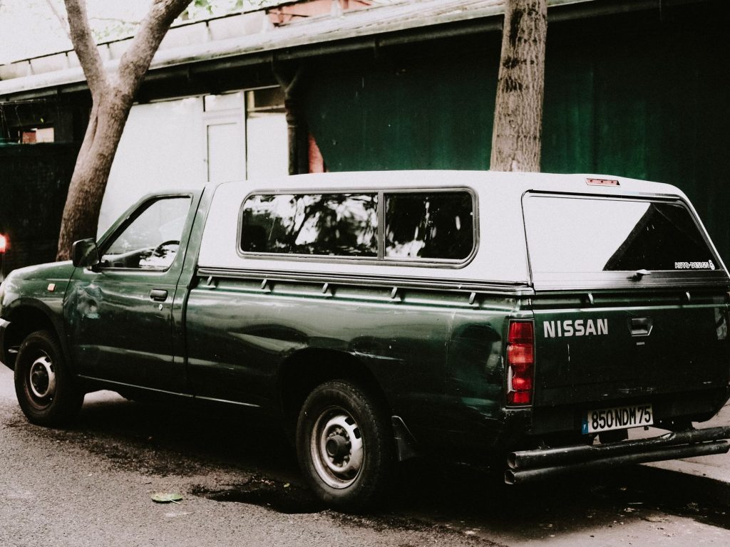 Zielony Nissan Patrol Y61 zapark